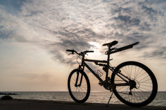 太陽と雲と自転車。