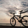 太陽と雲と自転車。