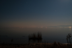 月夜に霞む宍道湖。