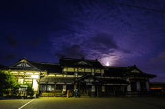 月夜の旧大社駅。