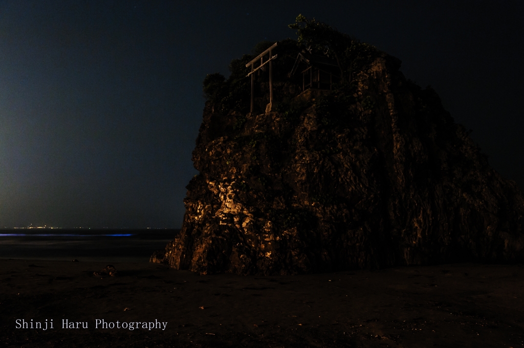 稲佐の浜で光る夜光虫。