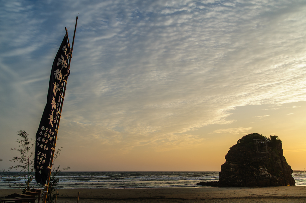 夕刻の幟旗と弁天島。