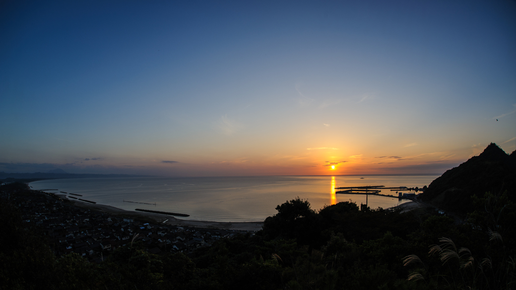 神話の舞台の夕日。