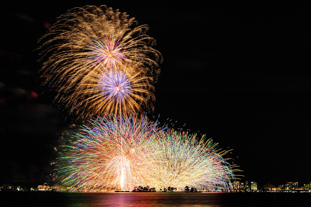 花火の光に嫁ヶ島の影。