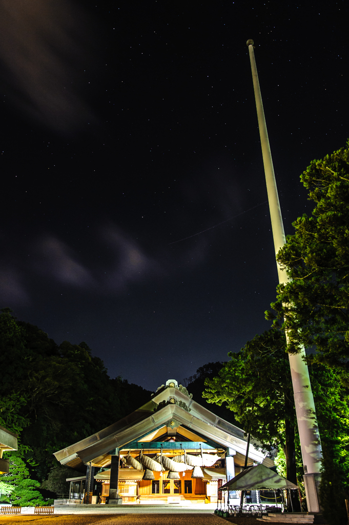 夜の出雲大社神楽殿と国旗掲揚塔。