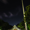 夜の出雲大社神楽殿と国旗掲揚塔。