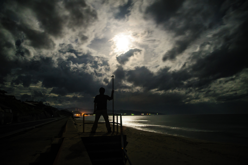 流れる雲と月明かり。