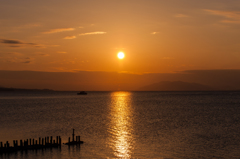 宍道湖を照らす夕日。