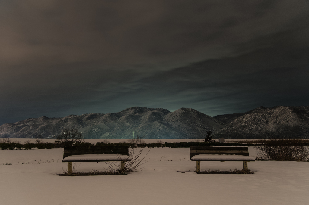 雪の中のベンチ。