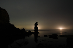 霞む夜に漁火に浮かぶ掛戸松島。