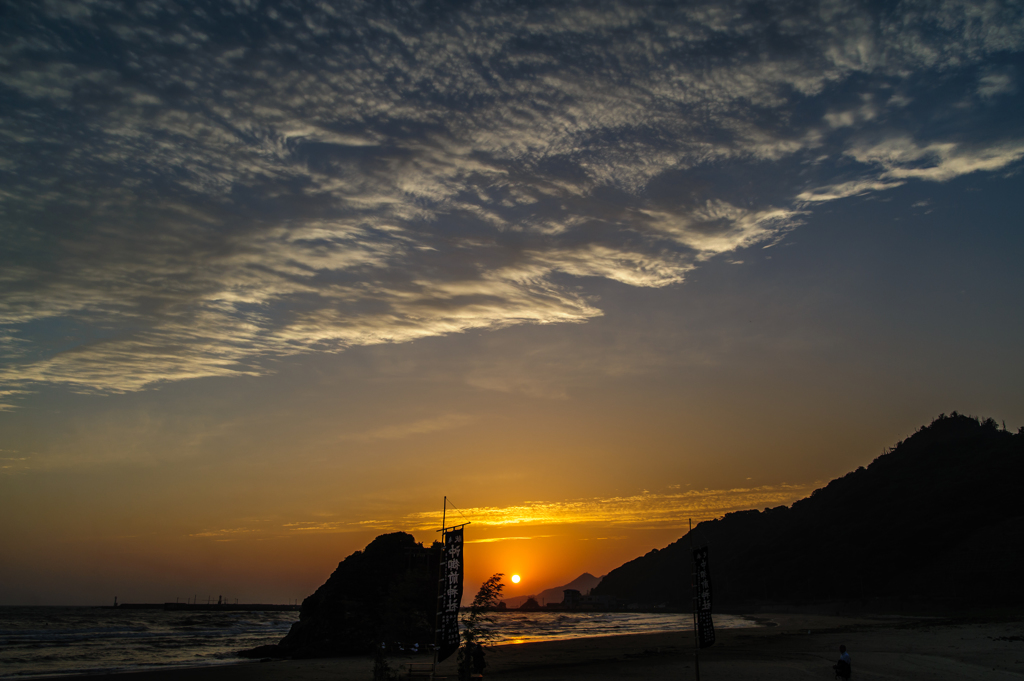 夕焼けの稲佐の浜。