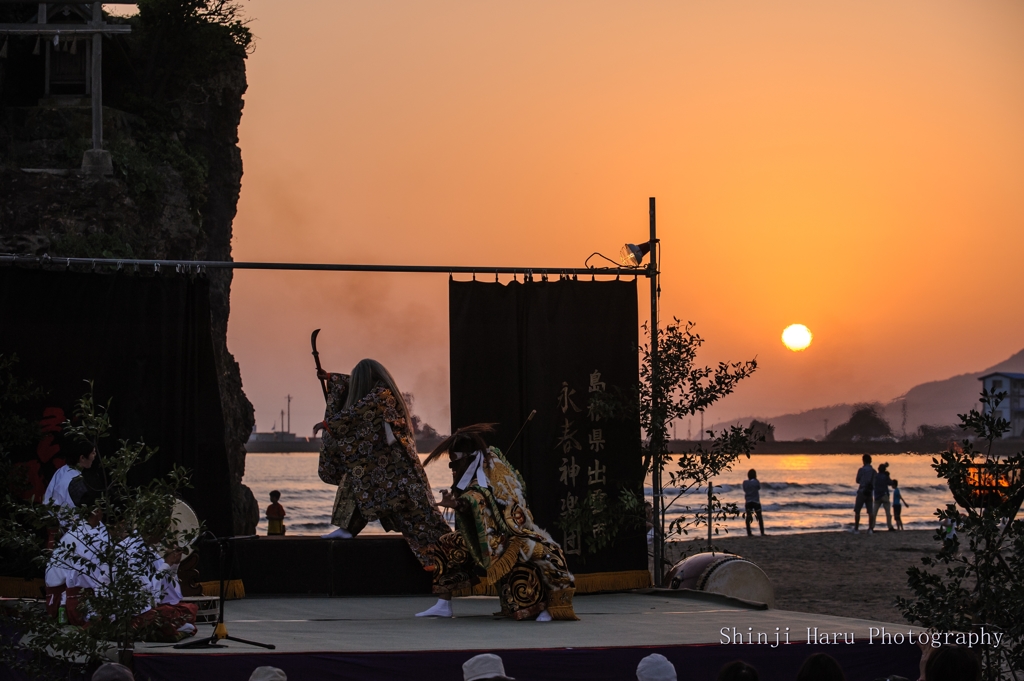 夕刻篝火舞。