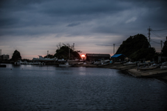 漁港の夕日。
