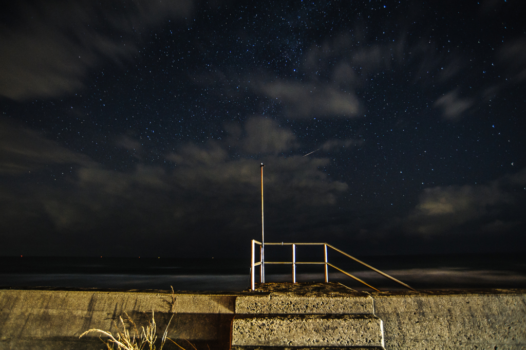 夜の海で。
