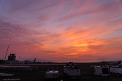 朝焼けの出雲縁結び空港。