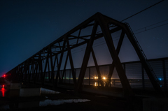 夜の神戸川（かんどがわ）橋梁。 