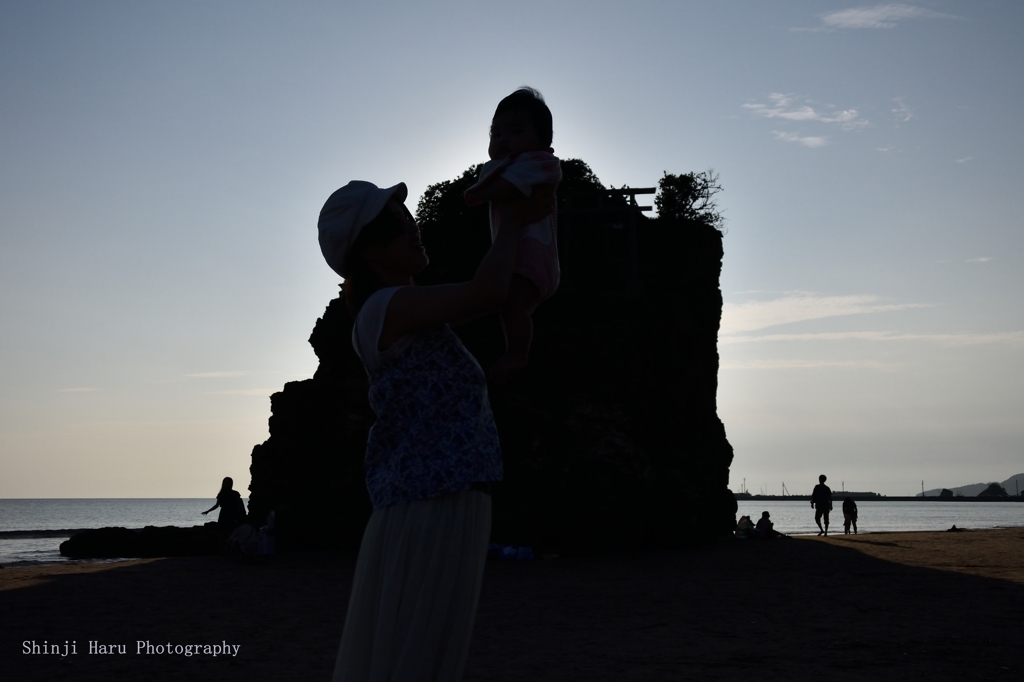 稲佐の浜、弁天島の前で。