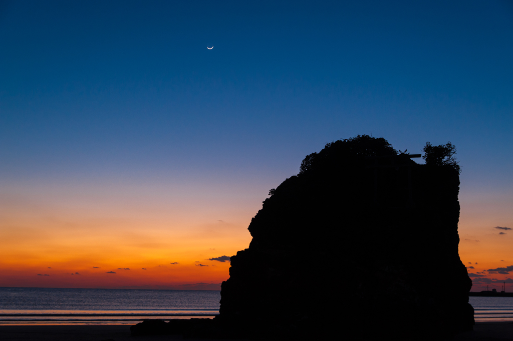 マジックアワーの三日月、弁天島。