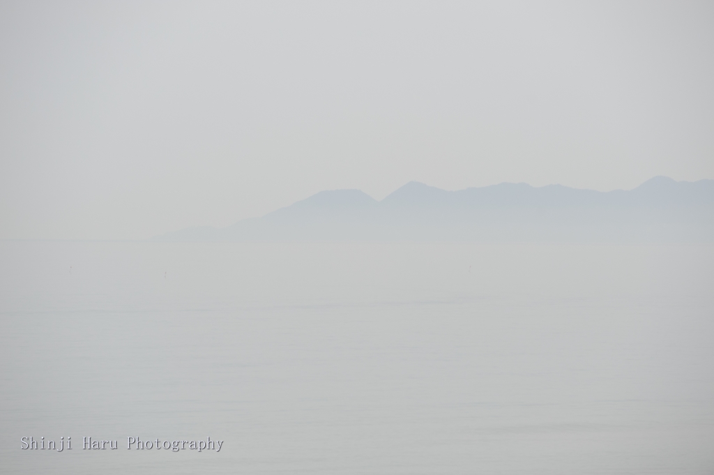 霞む海。