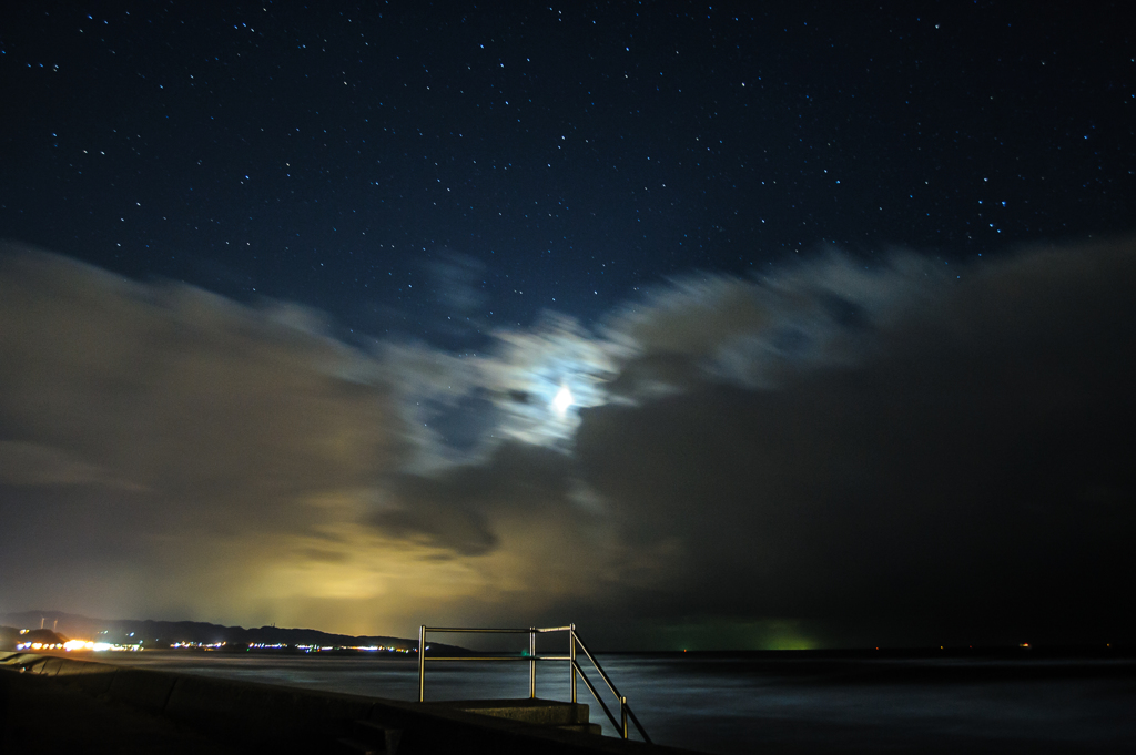 三日月と星と雲。