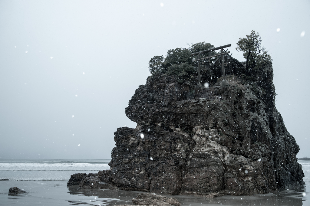 弁天島に降る雪。