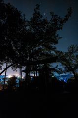 出雲手斧神社の鳥居越しの夜景。