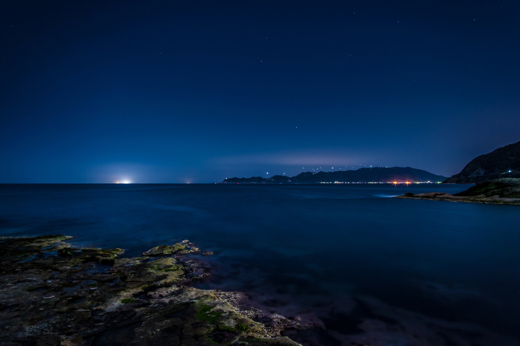 月夜の十六島湾。