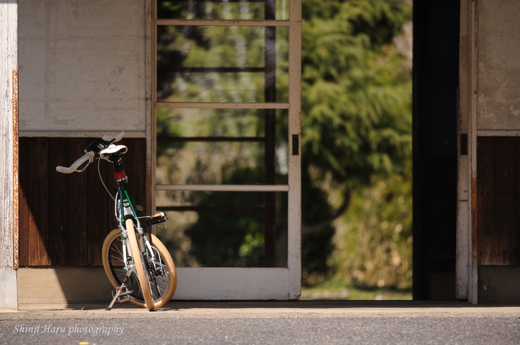 駅舎に自転車。