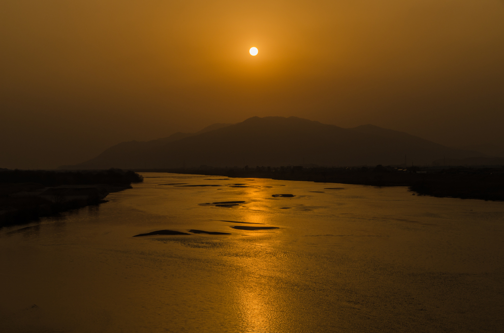 霞む斐伊川夕景