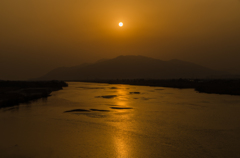 霞む斐伊川夕景