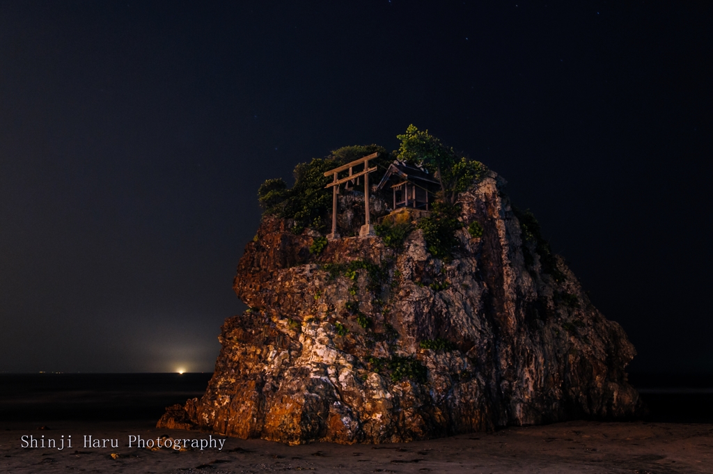 夜の弁天島。