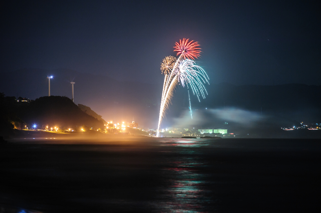 海の向こうの花火。