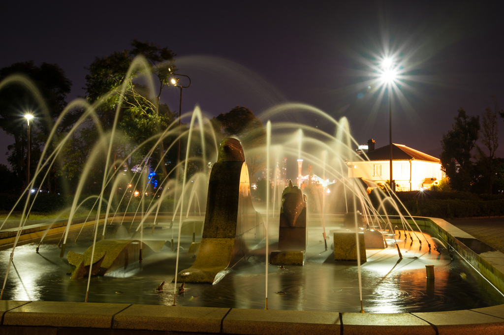 イルカの噴水越しに。