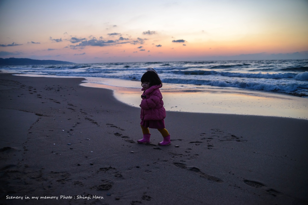 夕暮れの海で。