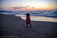 夕暮れの海で。