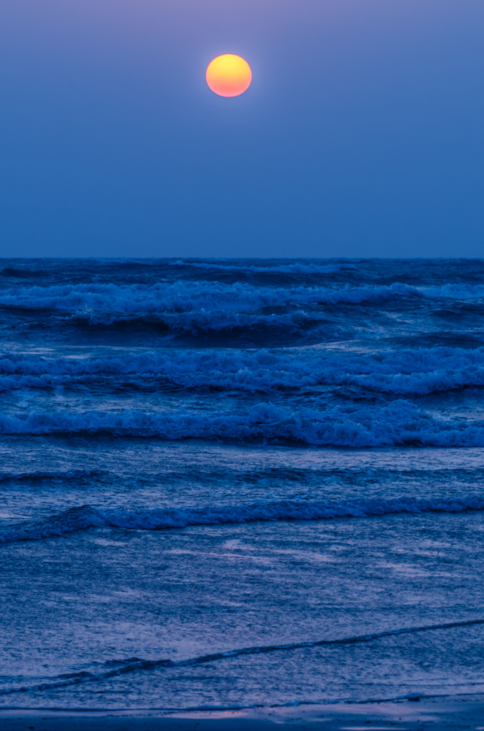 霞む夕日。