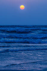 霞む夕日。