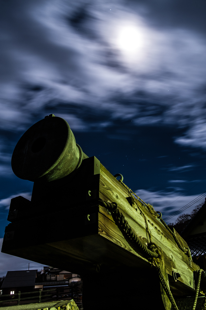 和式大砲と月。