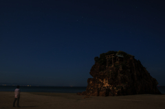 月夜の稲佐の浜で。