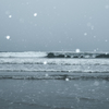 波に舞う雪。