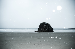 雪舞う稲佐の浜。
