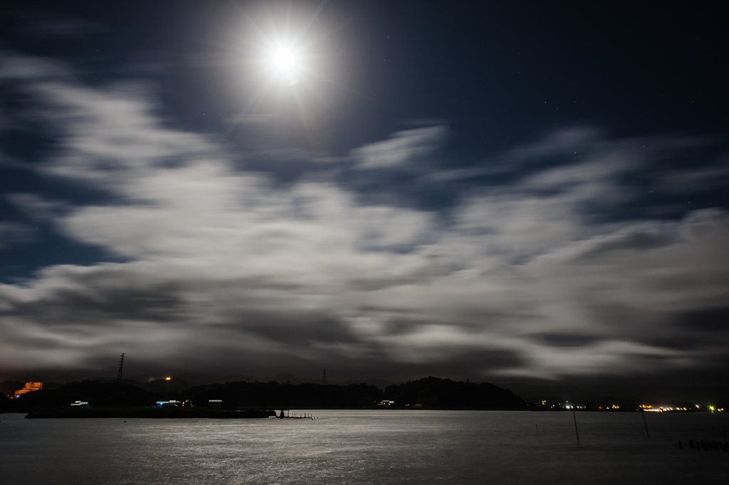 流れる雲の月。