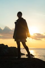 夕陽を背に。