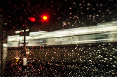 雨の夜、踏切で。