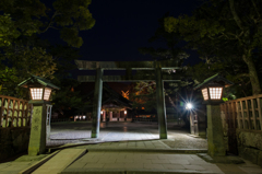 夜の境内。