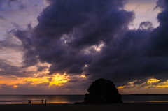 雲間から。