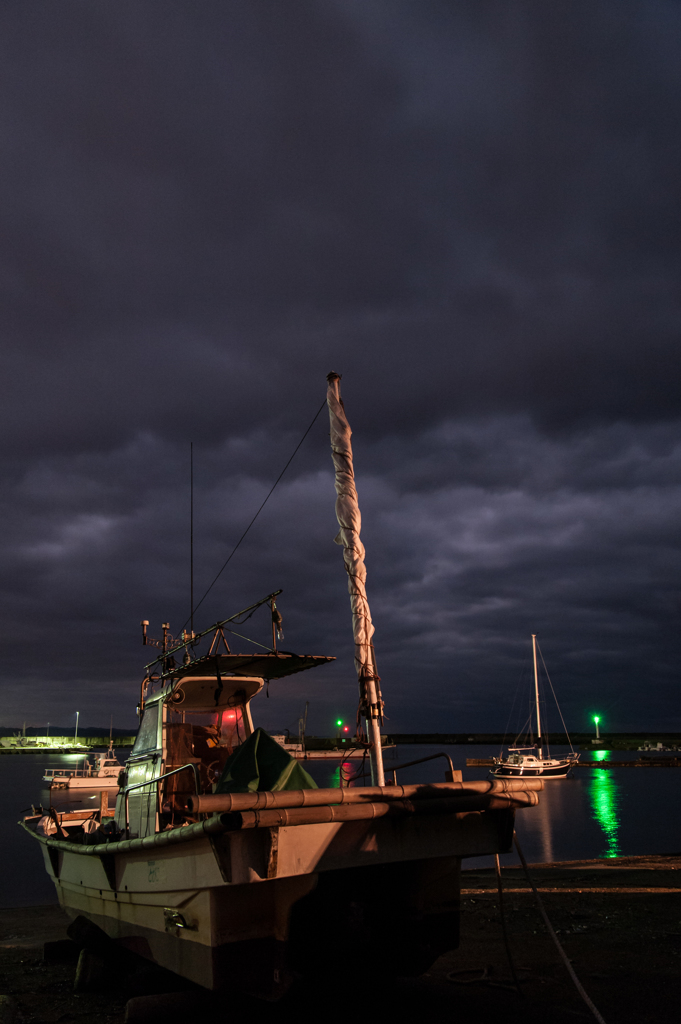 曇り空の月夜、大社漁港。