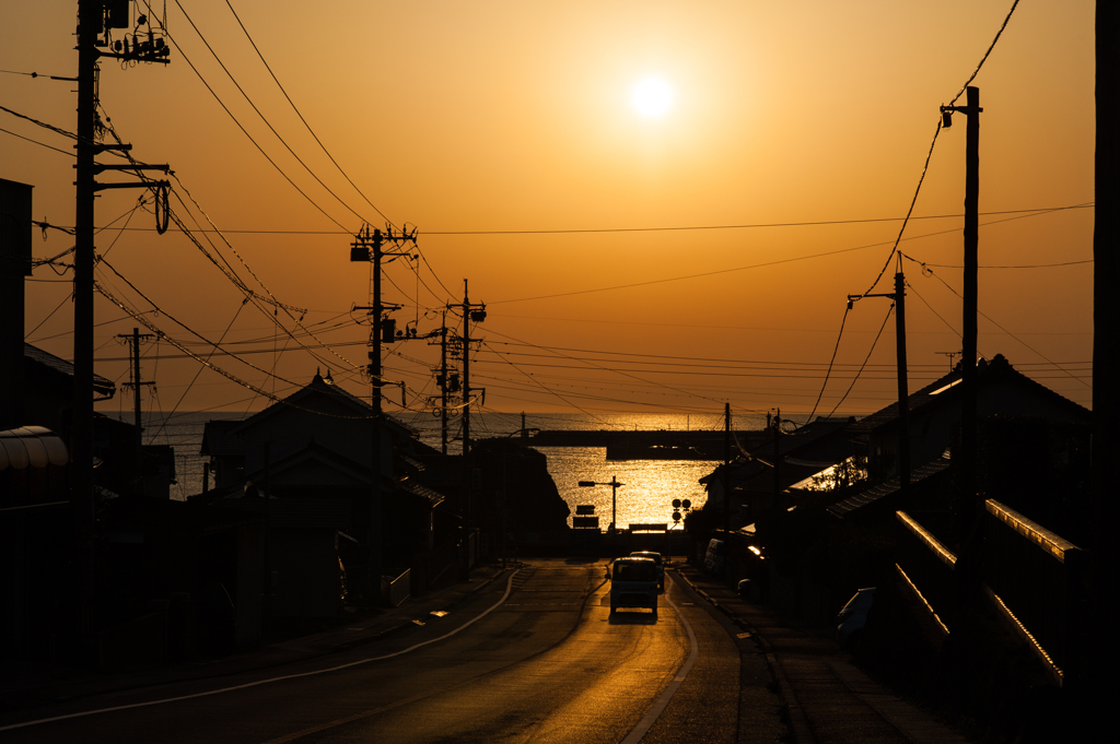 夕暮れの坂道。