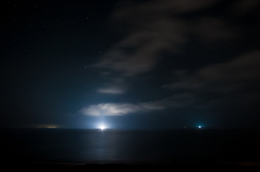 闇を照らす漁火。