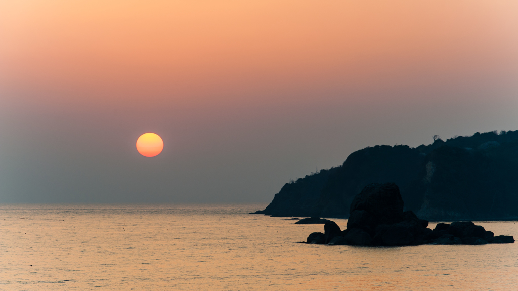 つぶて岩と夕日の彩、16：9。